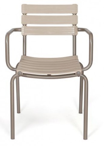 Outdoor Stackable Resin Arm Chair: CrÃ¨me